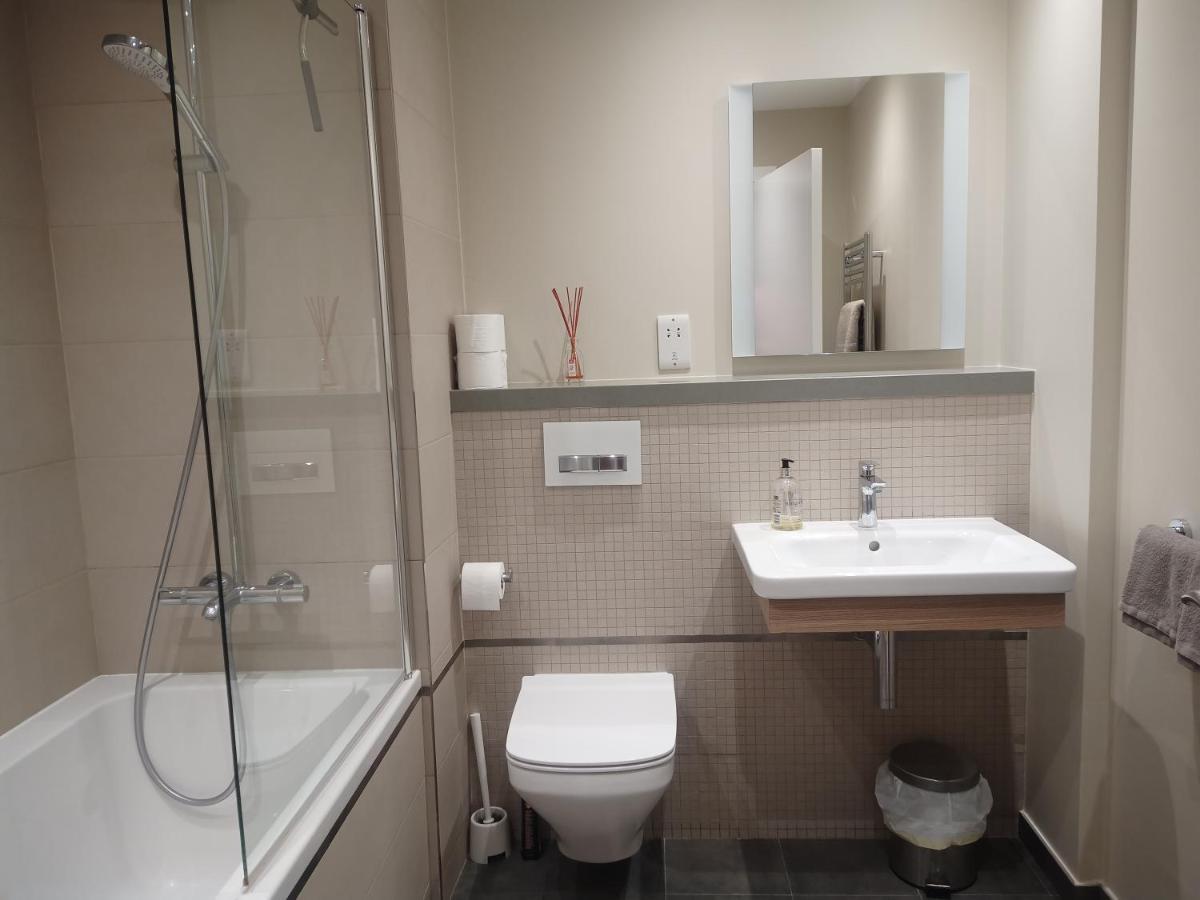 Kings Wharf Quay29 - Large Studio Apartment With 3 Pools - Gym - Rock Views - Holiday And Short Let Apartments In Gibraltar Luaran gambar