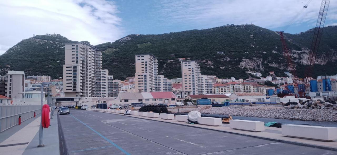 Kings Wharf Quay29 - Large Studio Apartment With 3 Pools - Gym - Rock Views - Holiday And Short Let Apartments In Gibraltar Luaran gambar